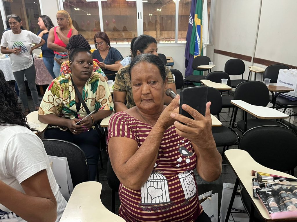 Momento de beleza, aula de auto maquiagem.