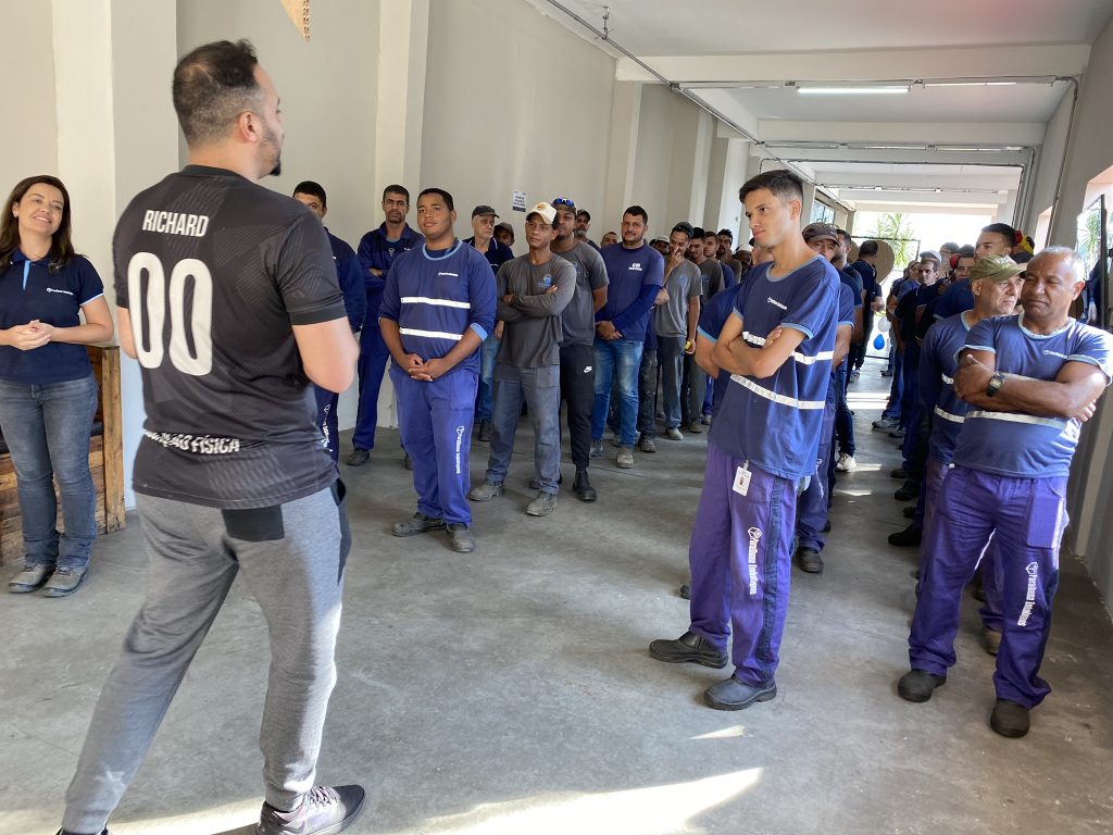 Aula de relaxamento, com o educador físico Richard Rodrigues, na Paraibuna Embalagens, unidade de Juiz de Fora/MG