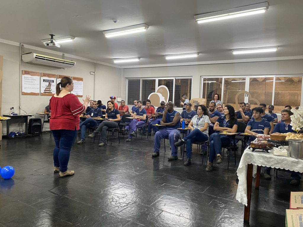 Palestra da psicóloga Juliana Ribeiro, em Juiz de Fora.