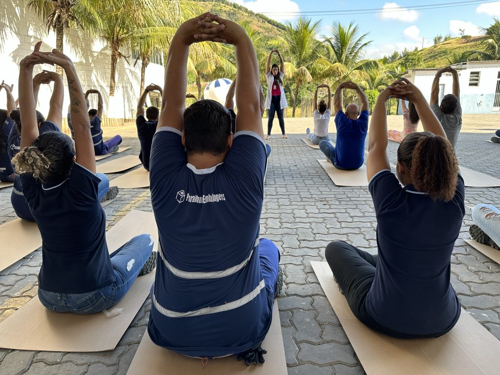 Atividade de relaxamento promovida pela fisioterapeuta Camila Coutinho, na unidade de Sapucaia/rj.