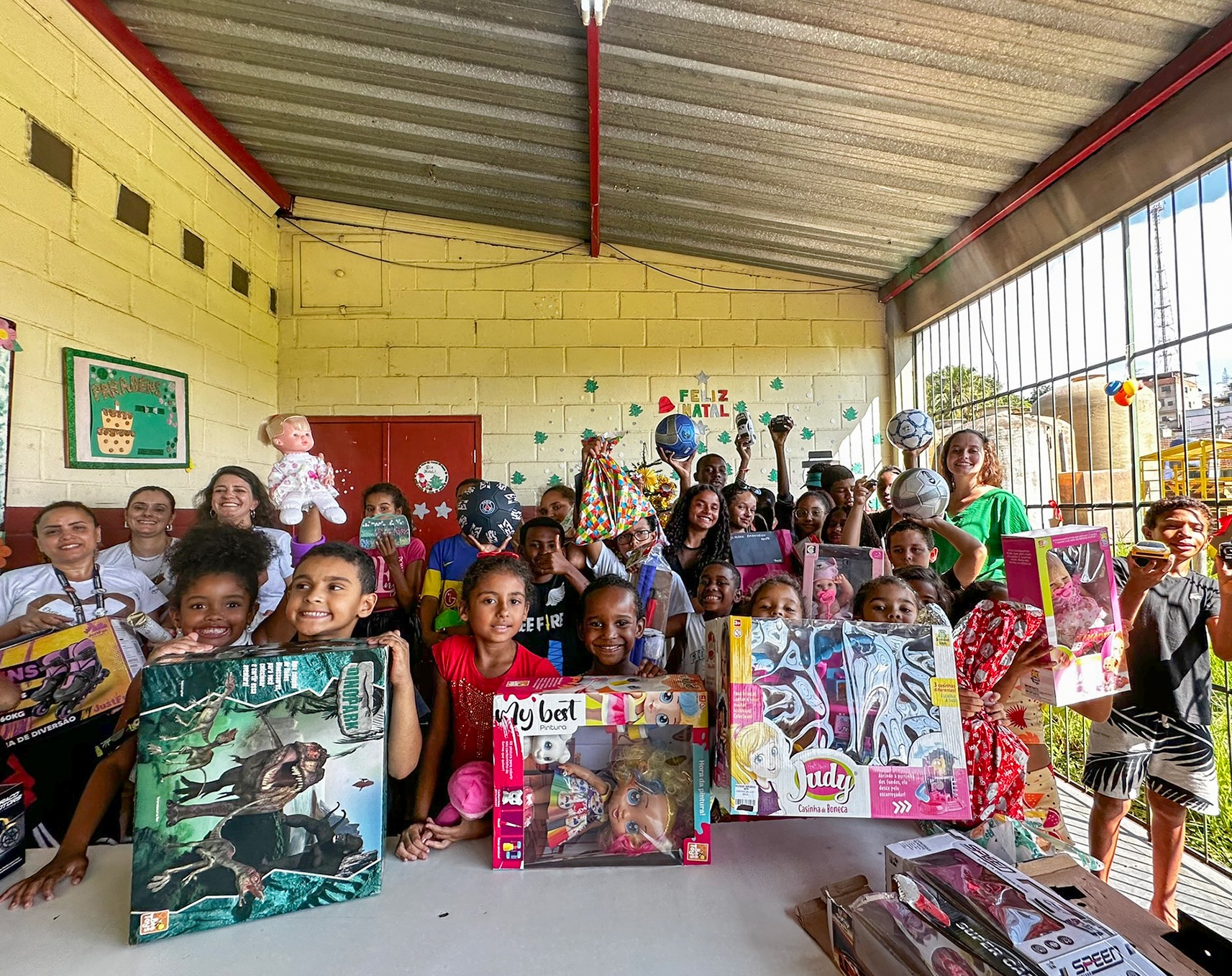 Paraibuna Embalagens entrega presentes a crianças e idosos  