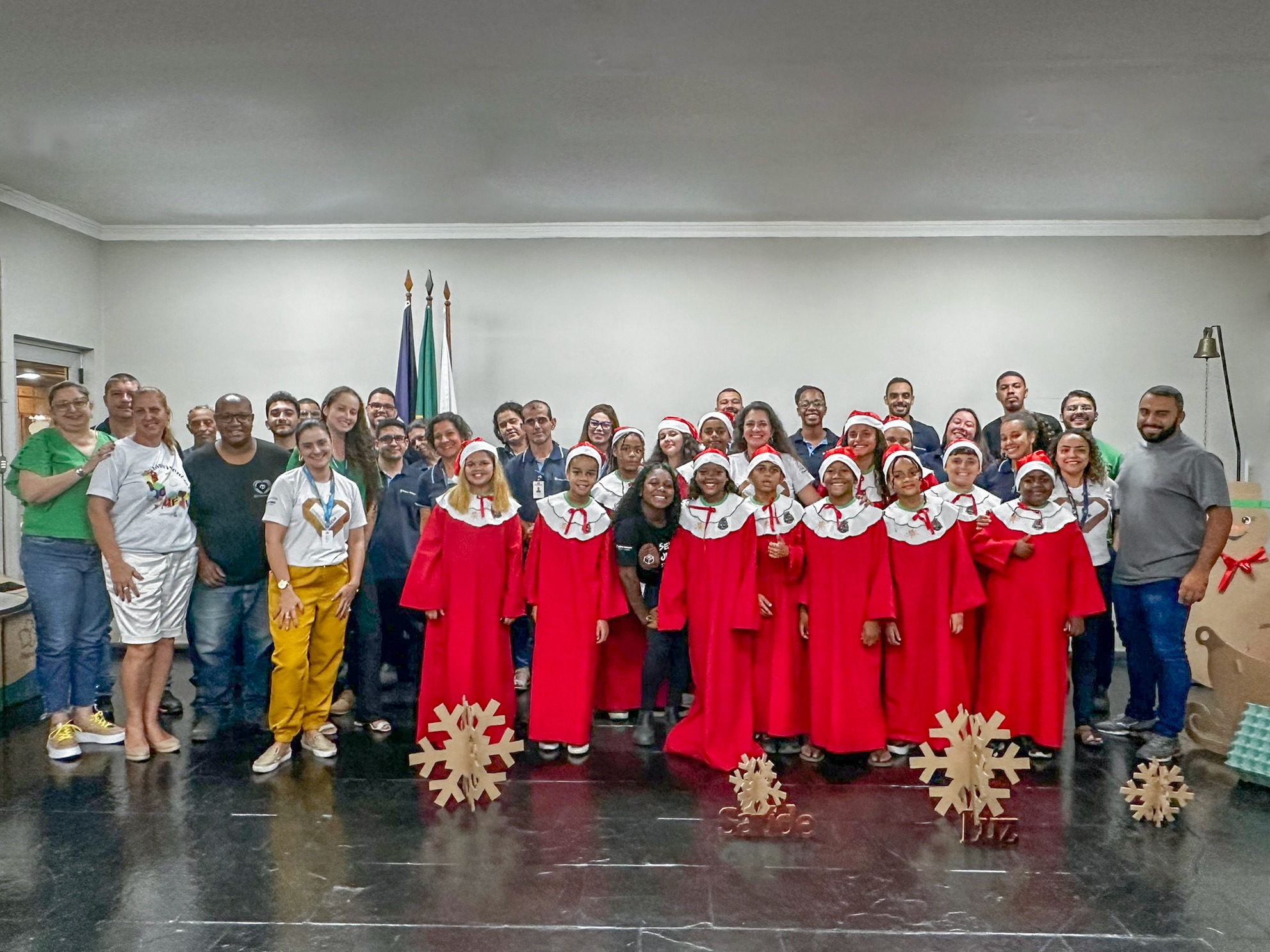Crianças de projeto social fazem Cantada de Natal na Paraibuna Embalagens