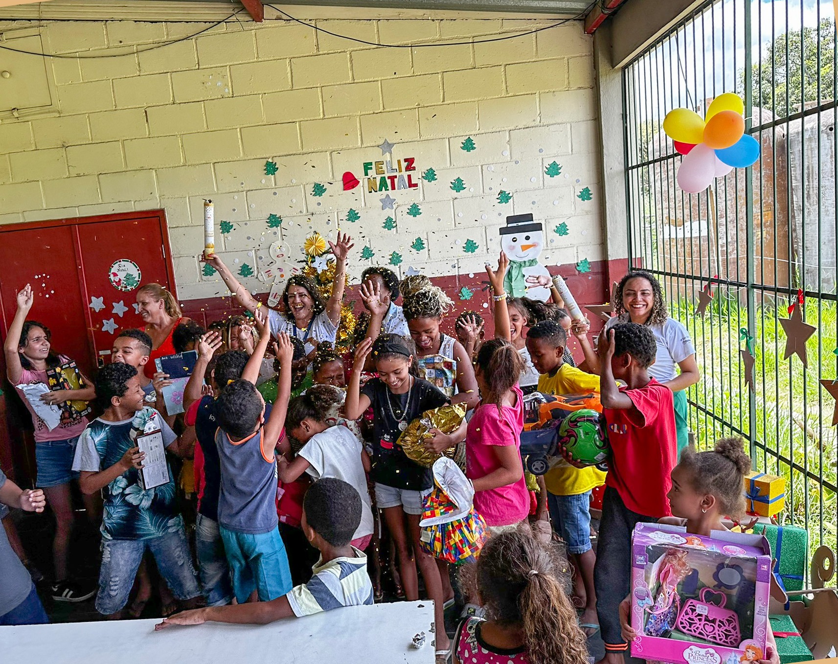 Paraibuna Embalagens entrega presentes a crianças e idosos  