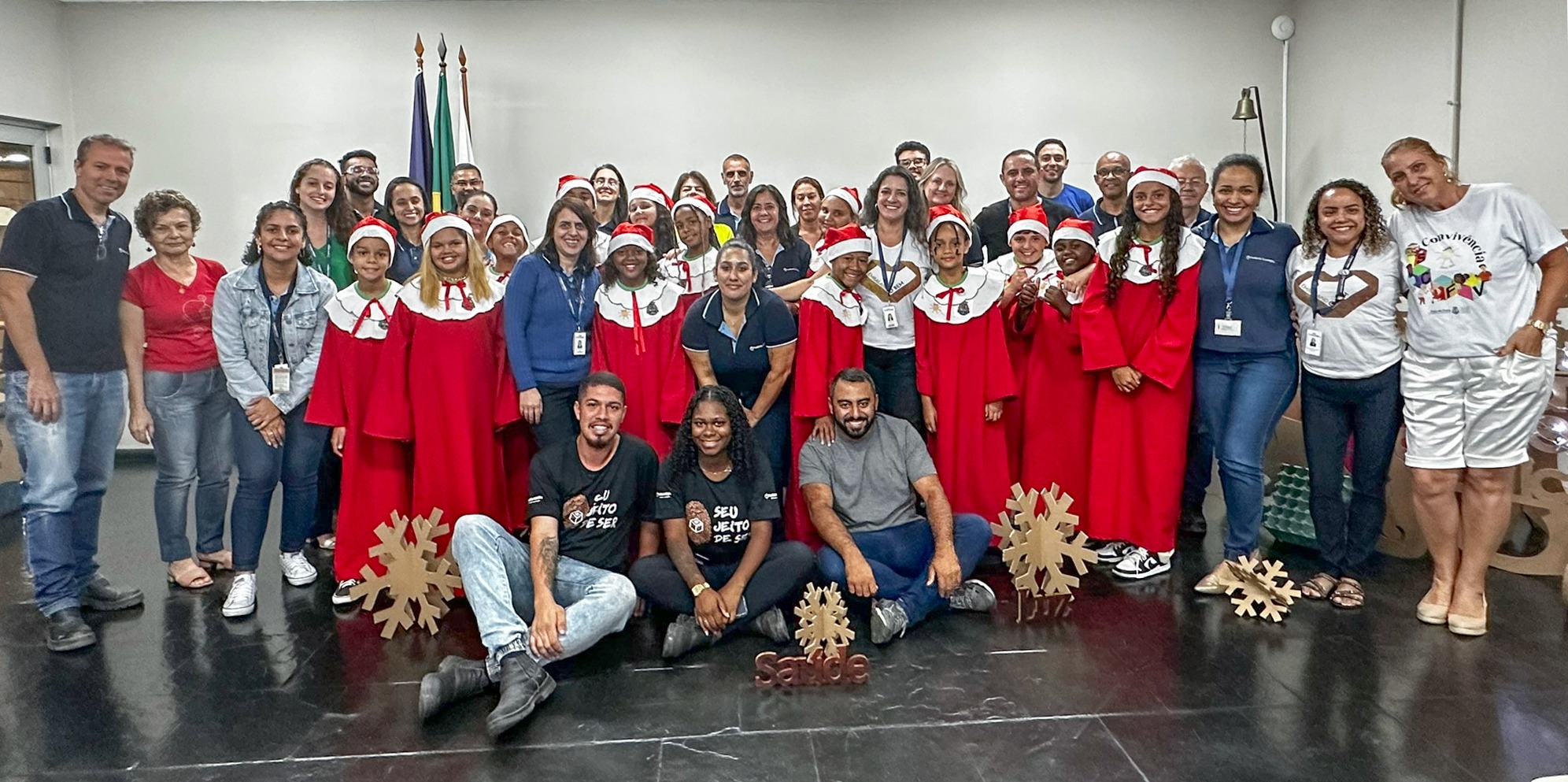 Crianças de projeto social fazem Cantada de Natal na Paraibuna Embalagens