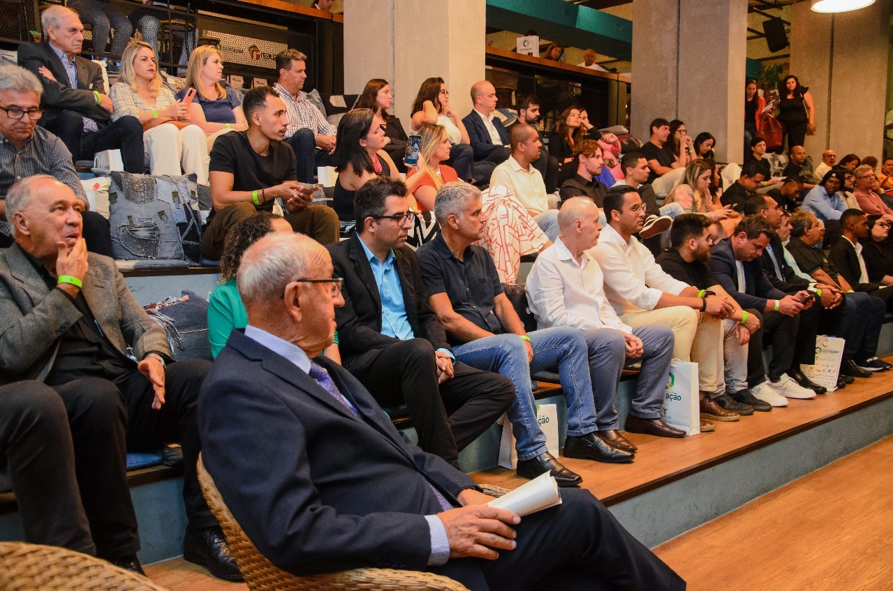 Fundador da Paraibuna Embalagens recebe mais uma homenagem pelos 60 anos da empresa