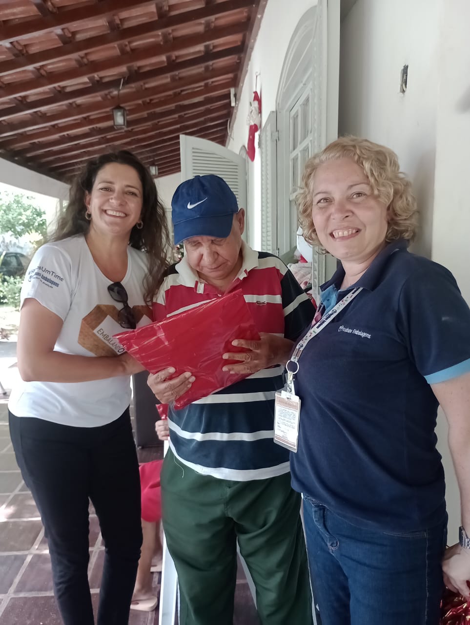 Paraibuna Embalagens entrega presentes a crianças e idosos  