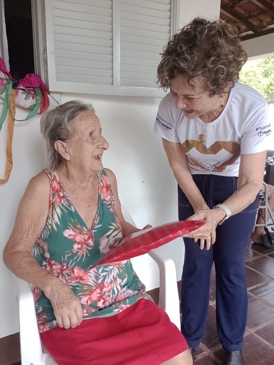 Paraibuna Embalagens entrega presentes a crianças e idosos  