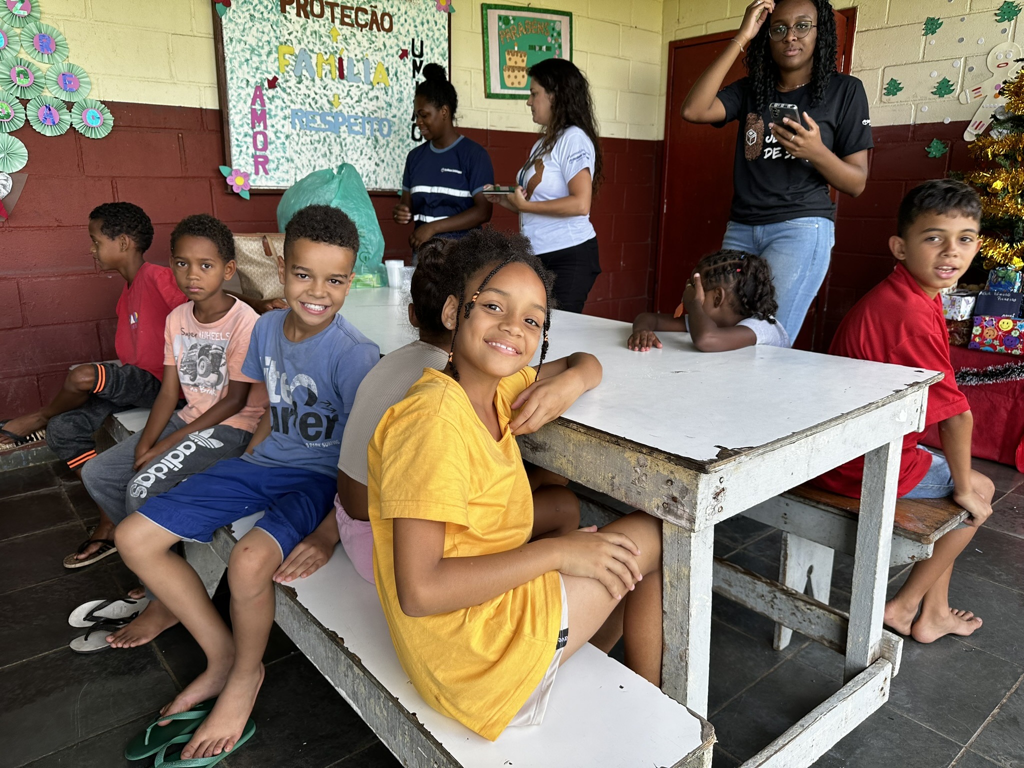 Paraibuna Embalagens entrega presentes a crianças e idosos  