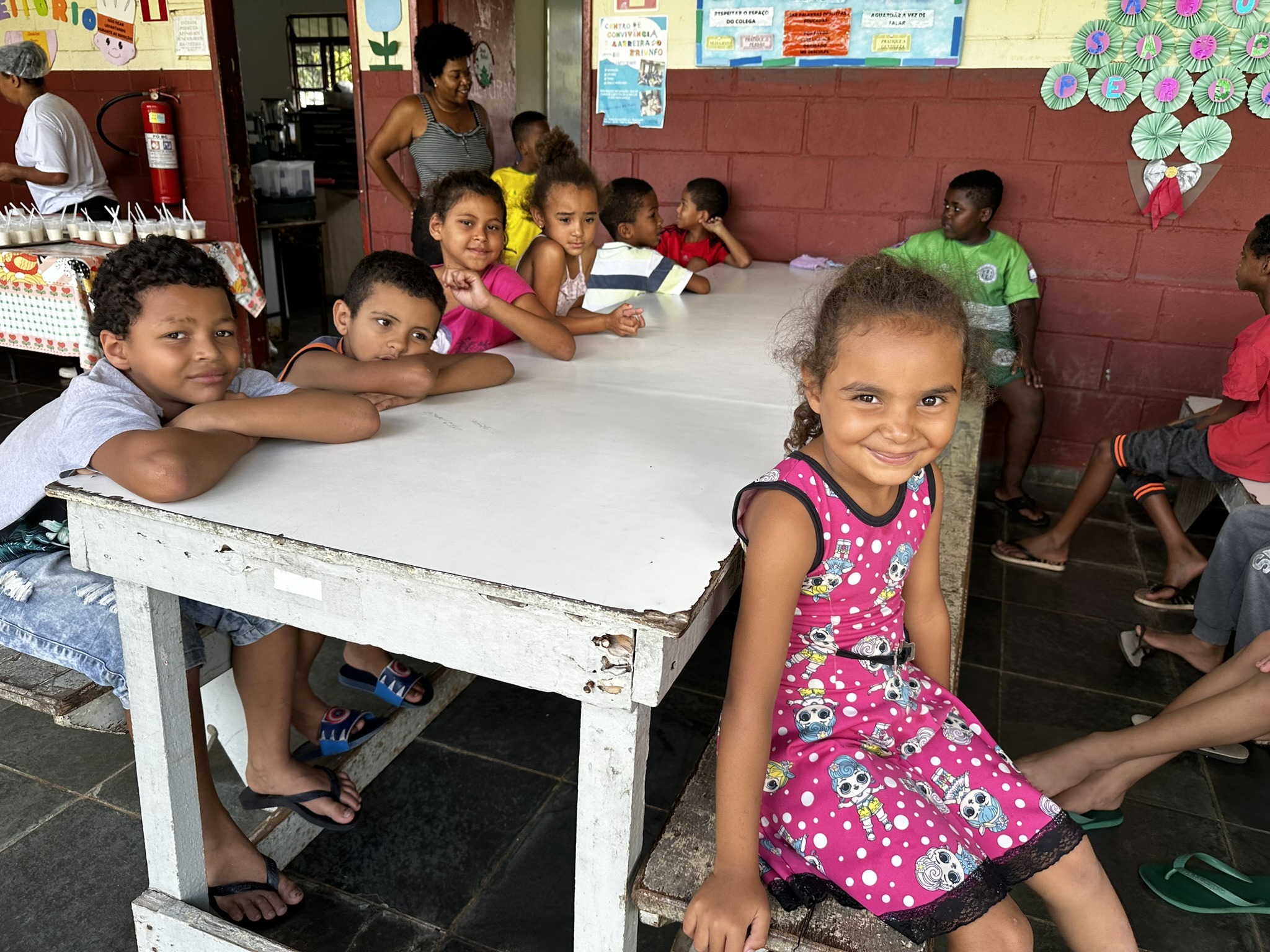 Paraibuna Embalagens entrega presentes a crianças e idosos  