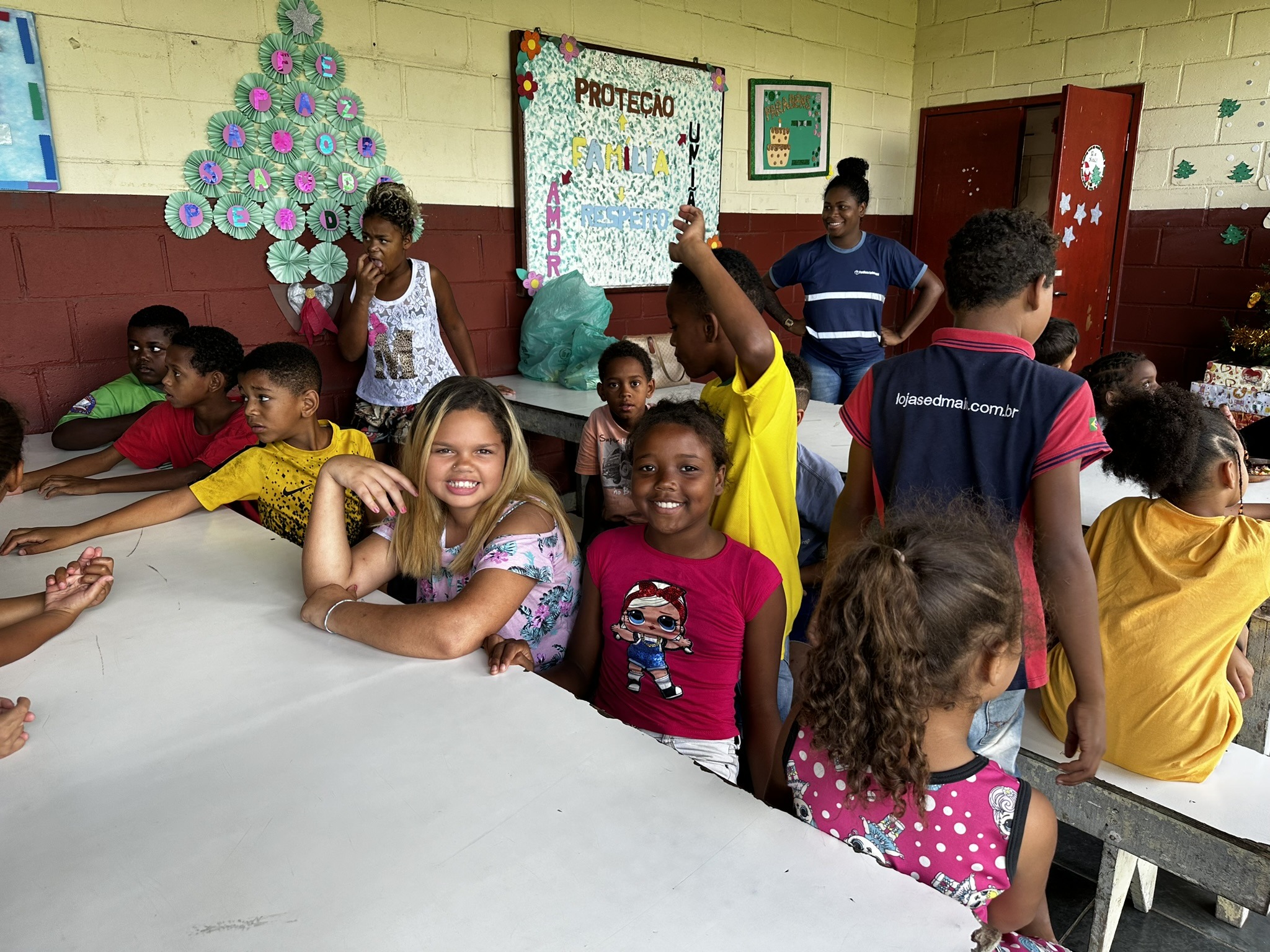 Paraibuna Embalagens entrega presentes a crianças e idosos  