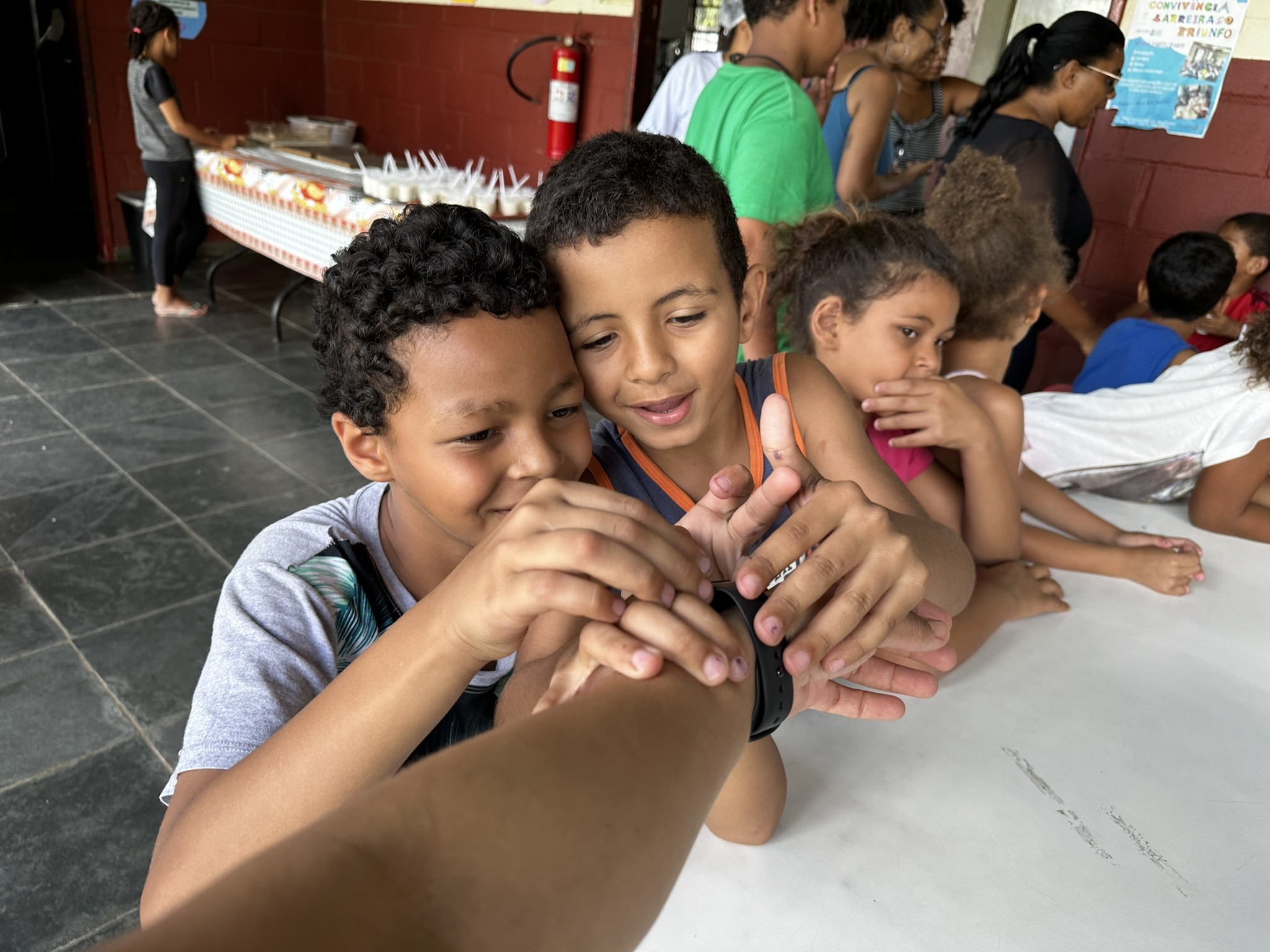 Paraibuna Embalagens entrega presentes a crianças e idosos  