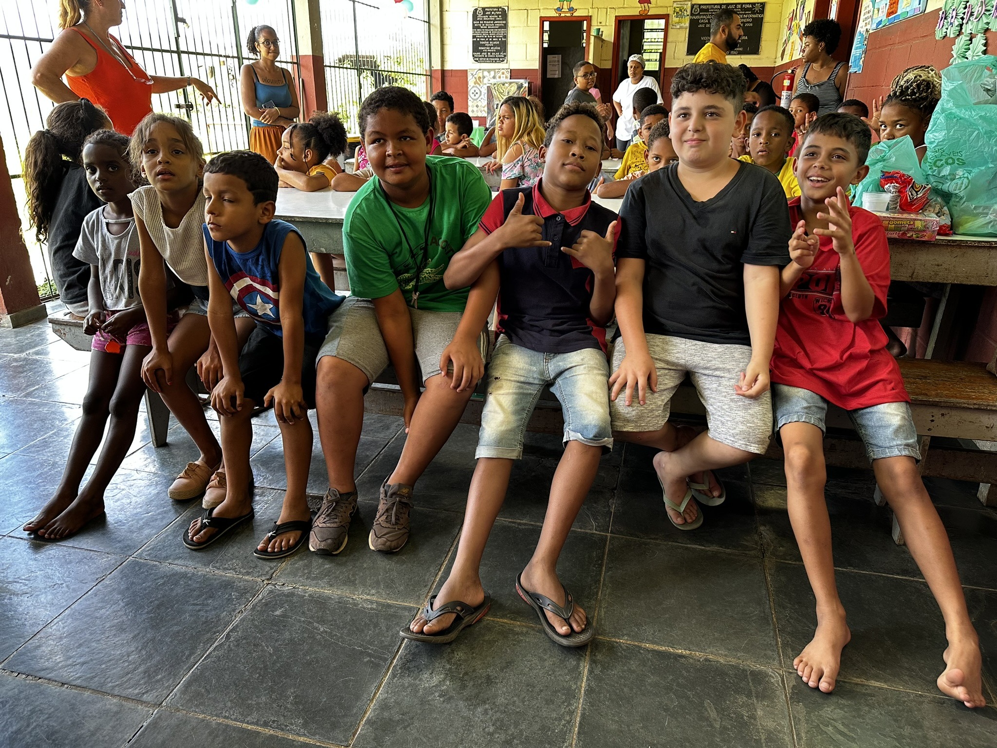 Paraibuna Embalagens entrega presentes a crianças e idosos  