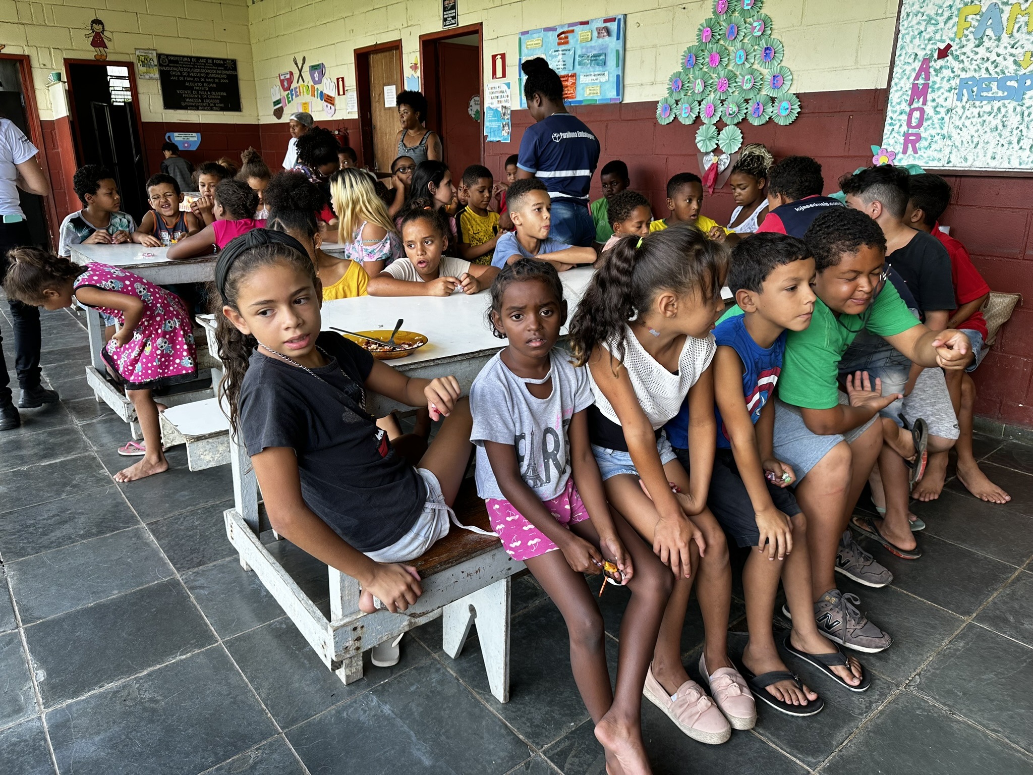 Paraibuna Embalagens entrega presentes a crianças e idosos  