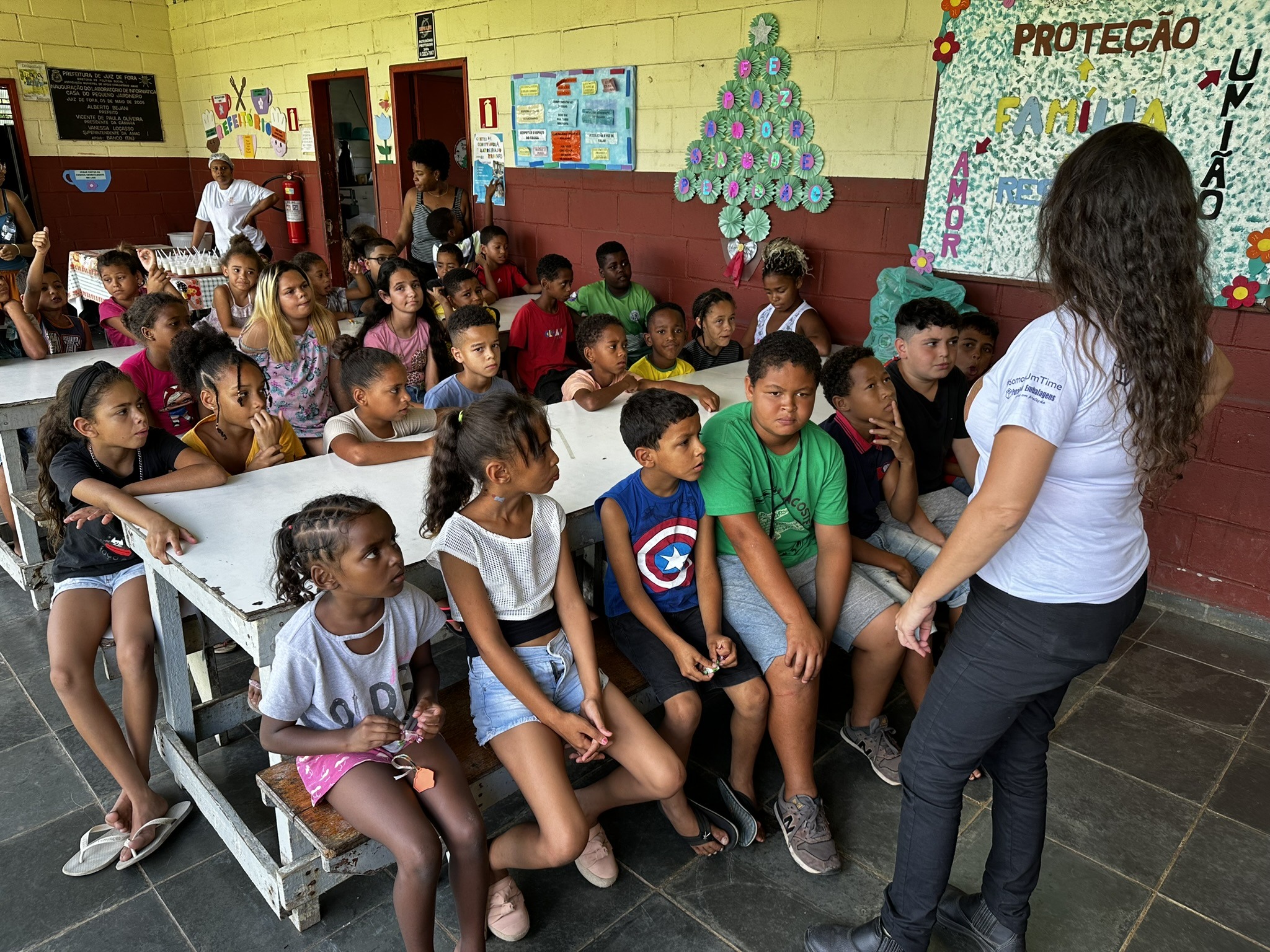 Paraibuna Embalagens entrega presentes a crianças e idosos  