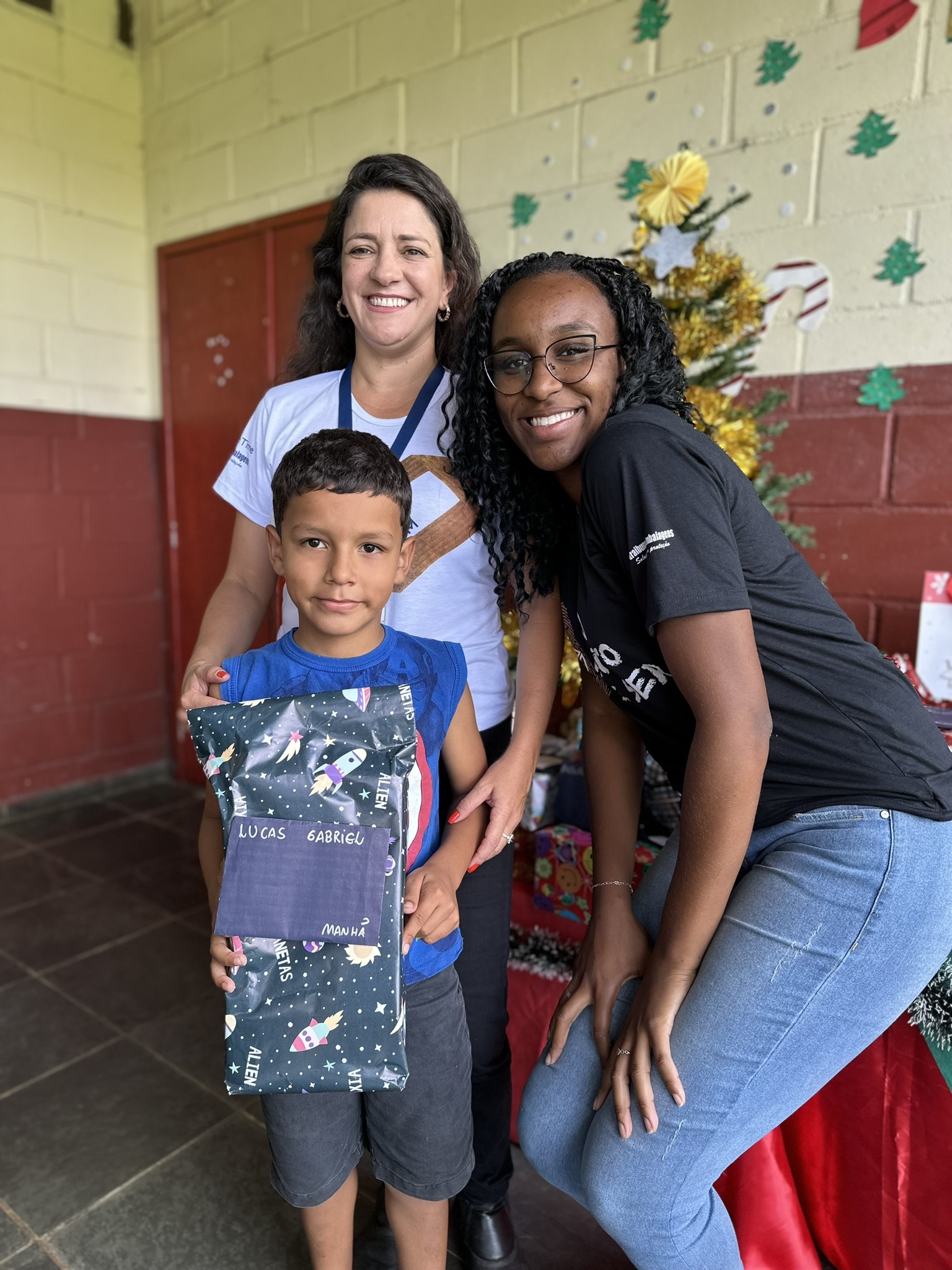 Paraibuna Embalagens entrega presentes a crianças e idosos  