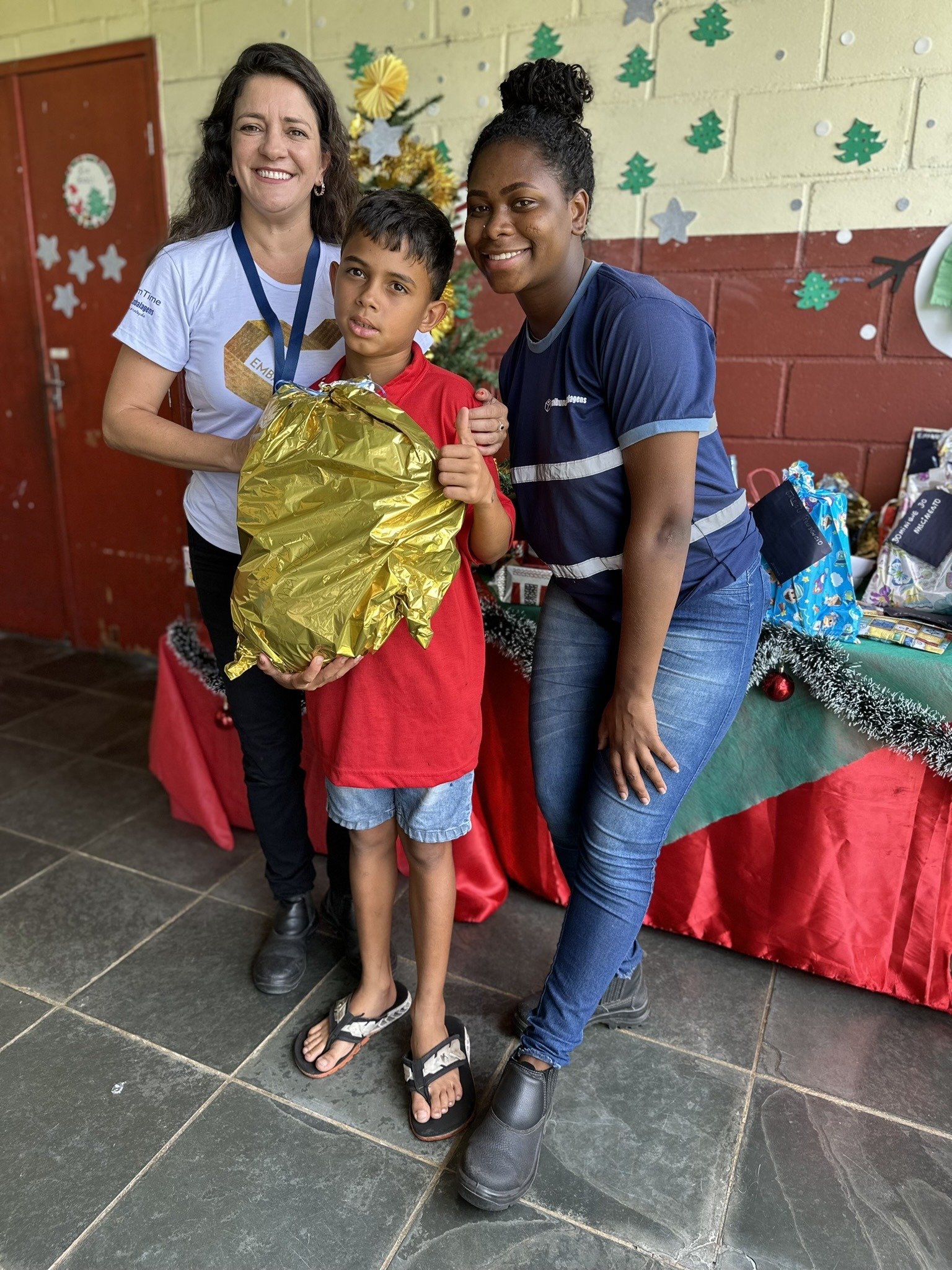 Paraibuna Embalagens entrega presentes a crianças e idosos  