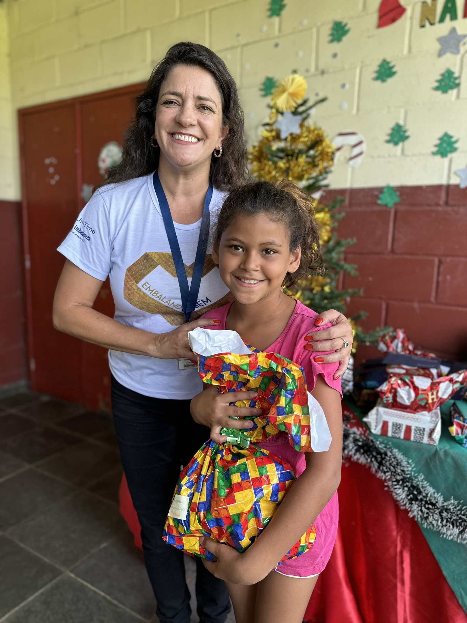 Paraibuna Embalagens entrega presentes a crianças e idosos  