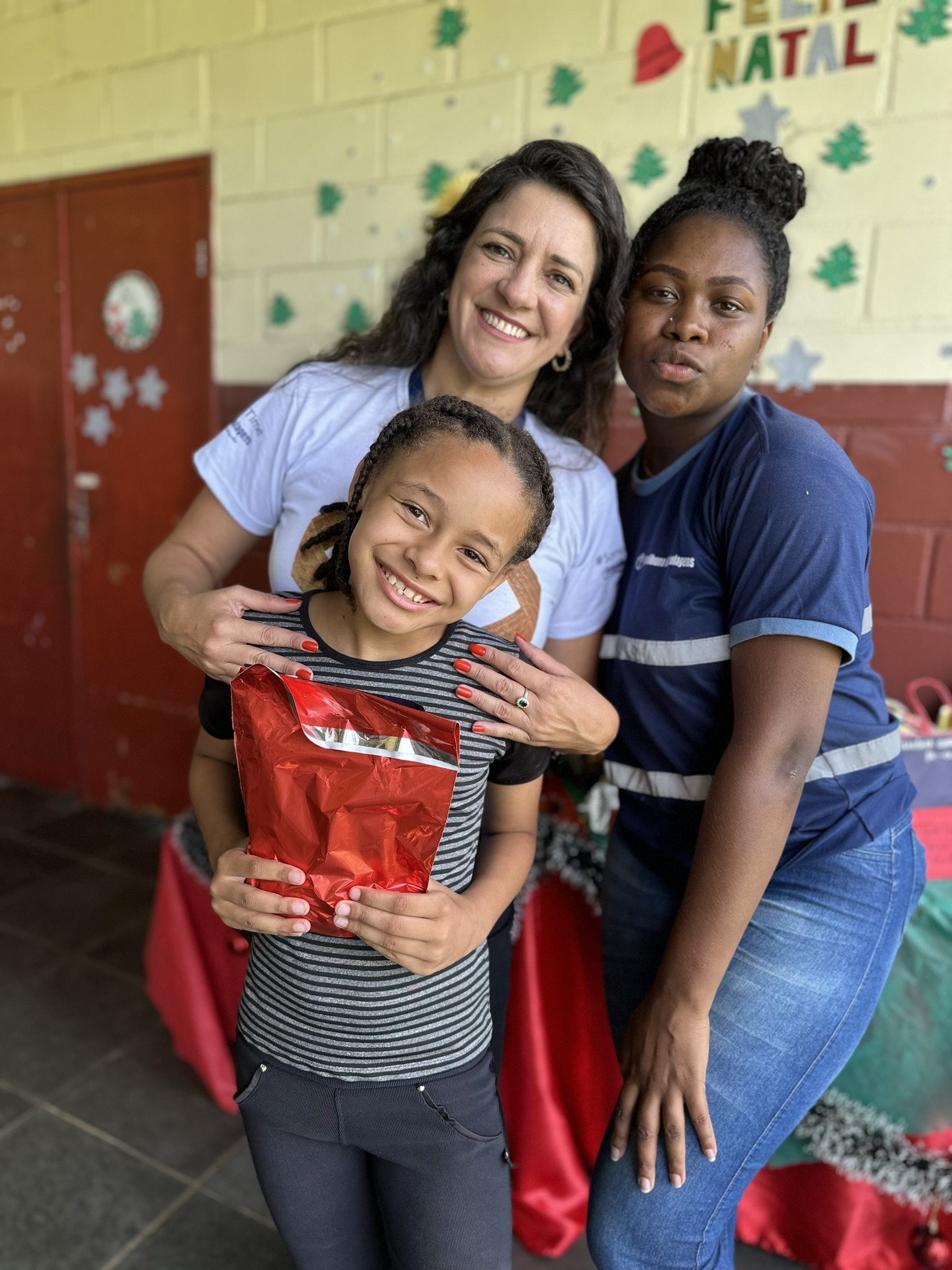 Paraibuna Embalagens entrega presentes a crianças e idosos  