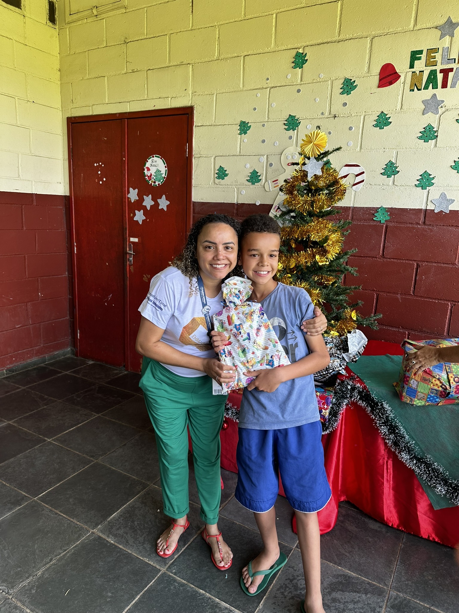 Paraibuna Embalagens entrega presentes a crianças e idosos  