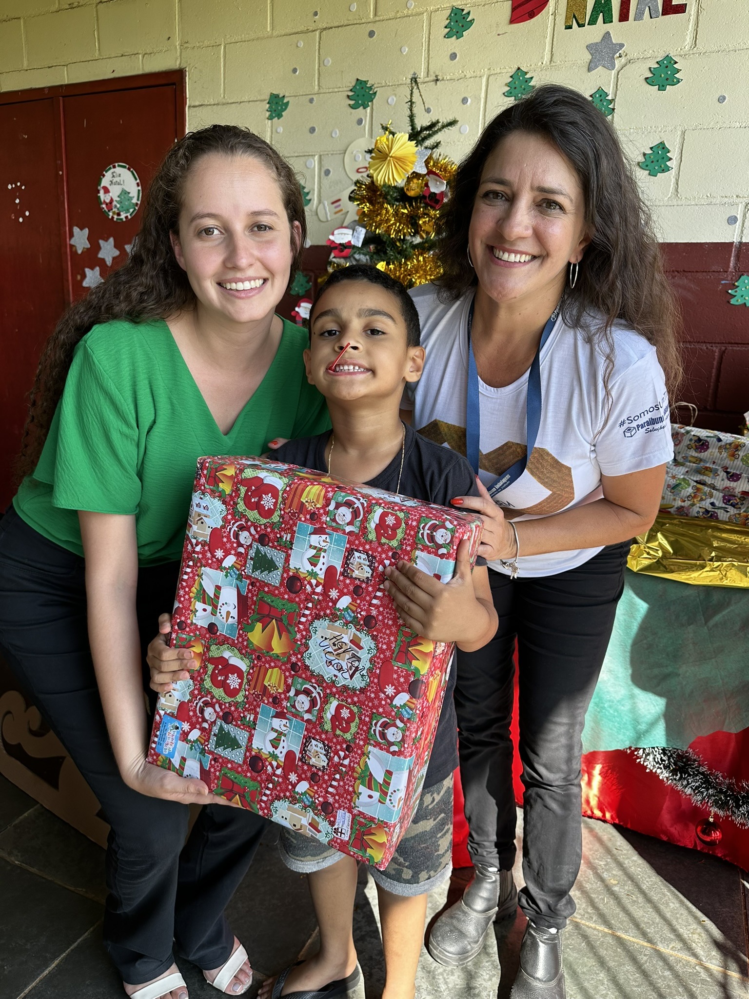 Paraibuna Embalagens entrega presentes a crianças e idosos  