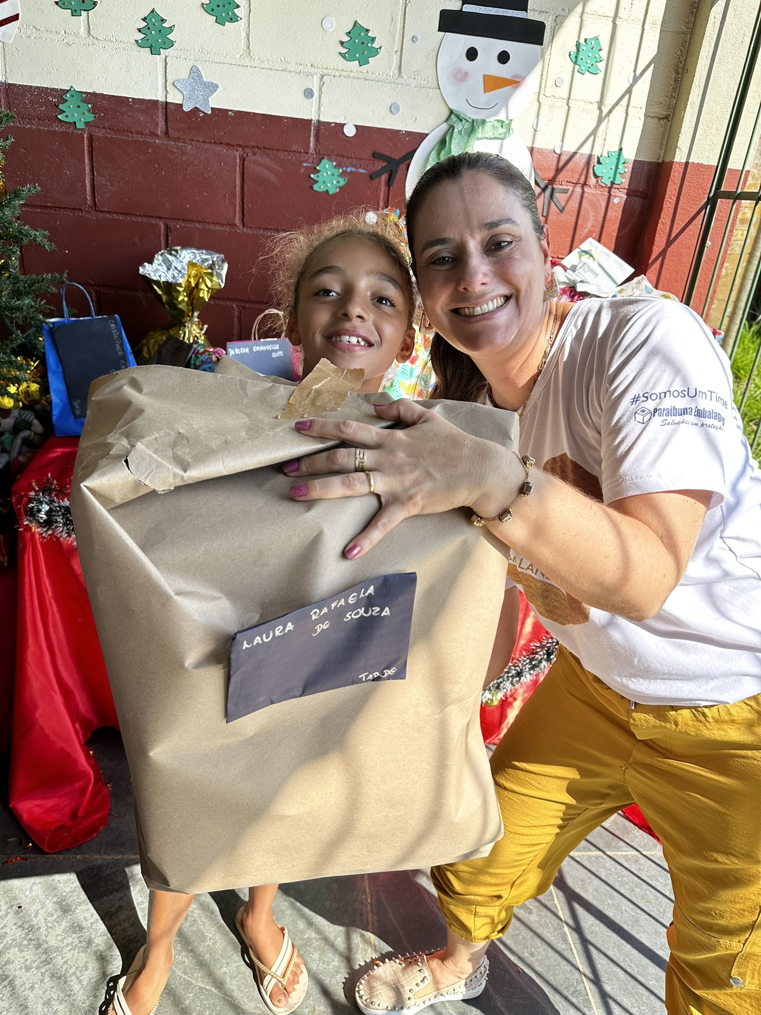 Paraibuna Embalagens entrega presentes a crianças e idosos  