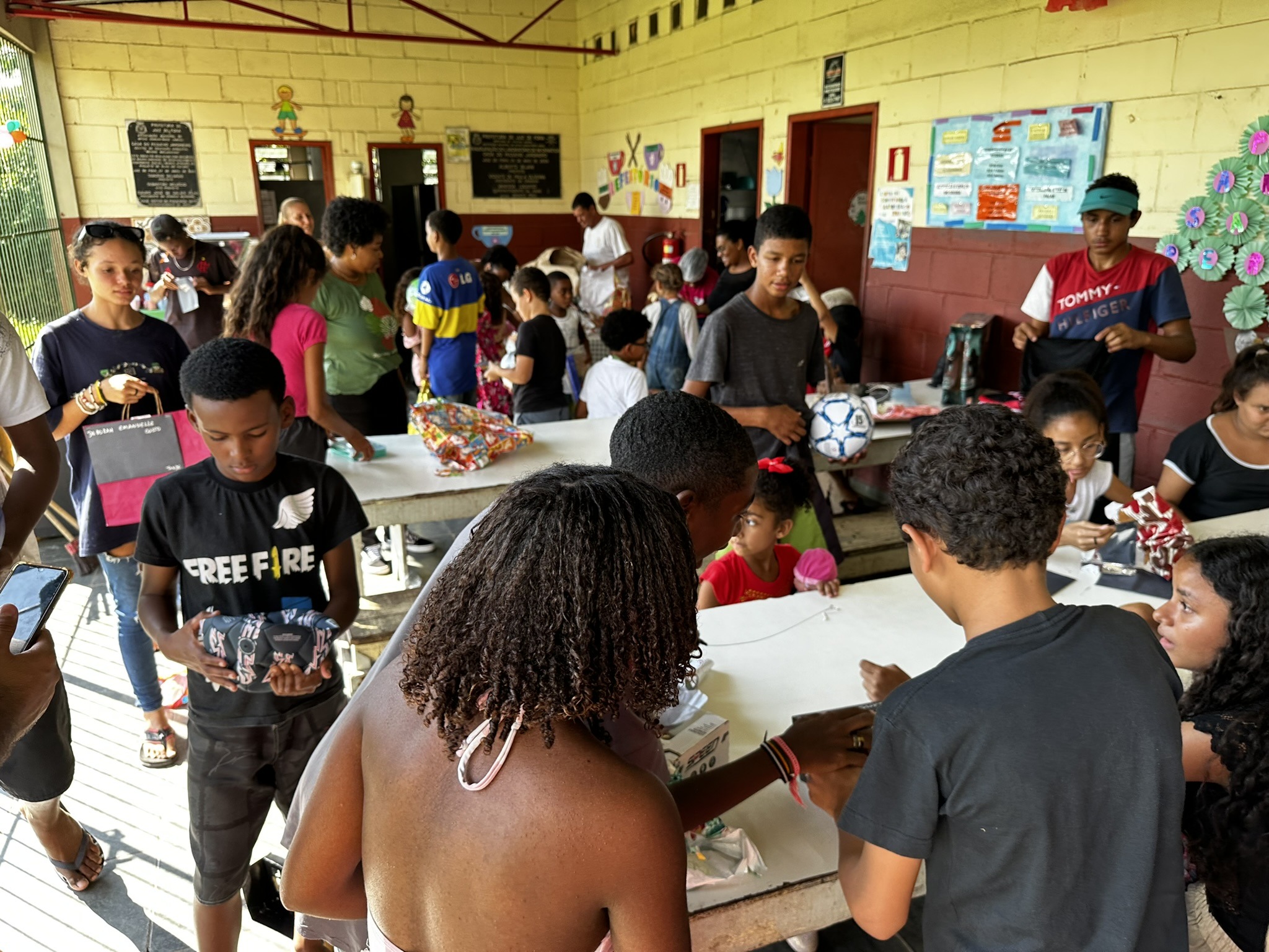 Paraibuna Embalagens entrega presentes a crianças e idosos  