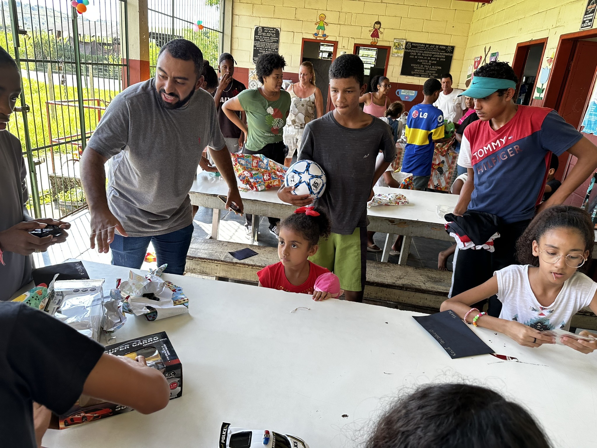 Paraibuna Embalagens entrega presentes a crianças e idosos  