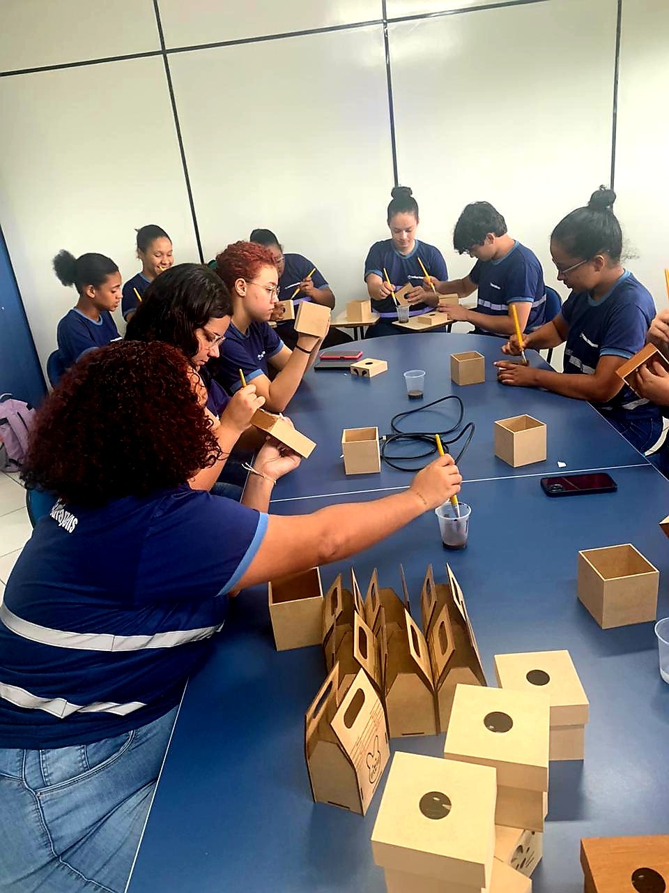 Jovens aprendizes da Paraibuna Embalagens preparam Páscoa para crianças, jovens e adultos atendidos em projeto EmbalandO Bem.