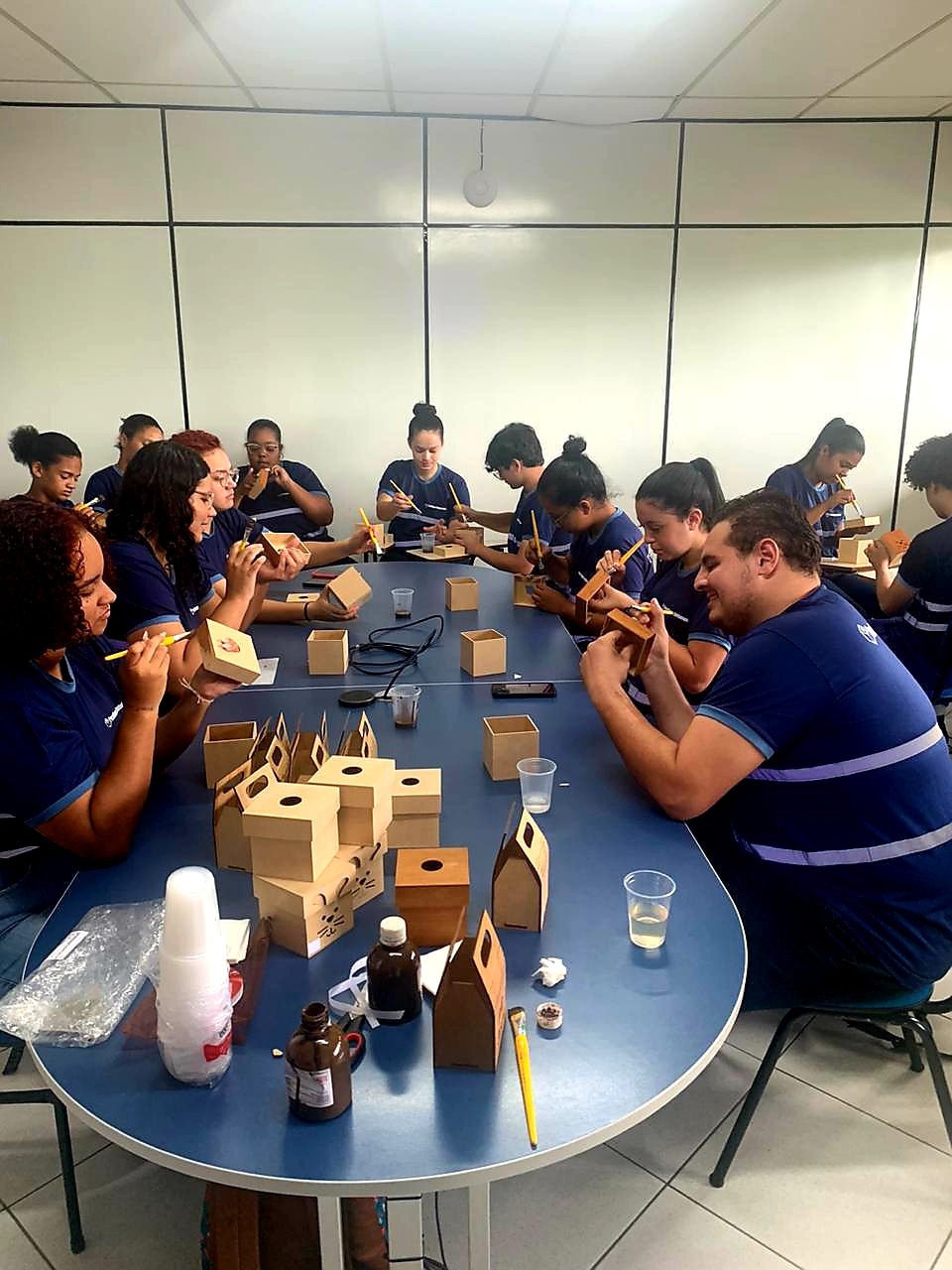 Jovens aprendizes da Paraibuna Embalagens preparam Páscoa para crianças, jovens e adultos atendidos em projeto EmbalandO Bem.