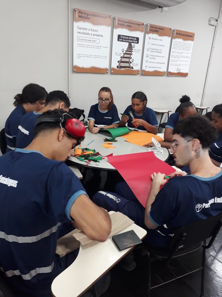 Jovens aprendizes da Paraibuna Embalagens preparam Páscoa para crianças, jovens e adultos atendidos em projeto EmbalandO Bem.