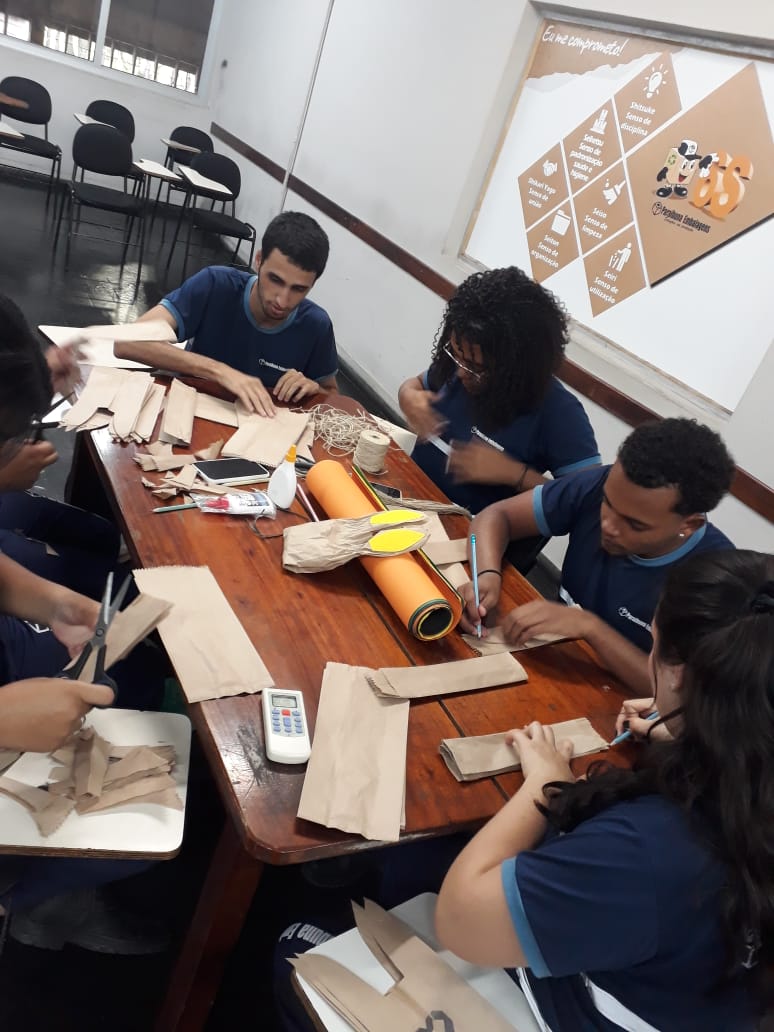 Jovens aprendizes da Paraibuna Embalagens preparam Páscoa para crianças, jovens e adultos atendidos em projeto EmbalandO Bem.