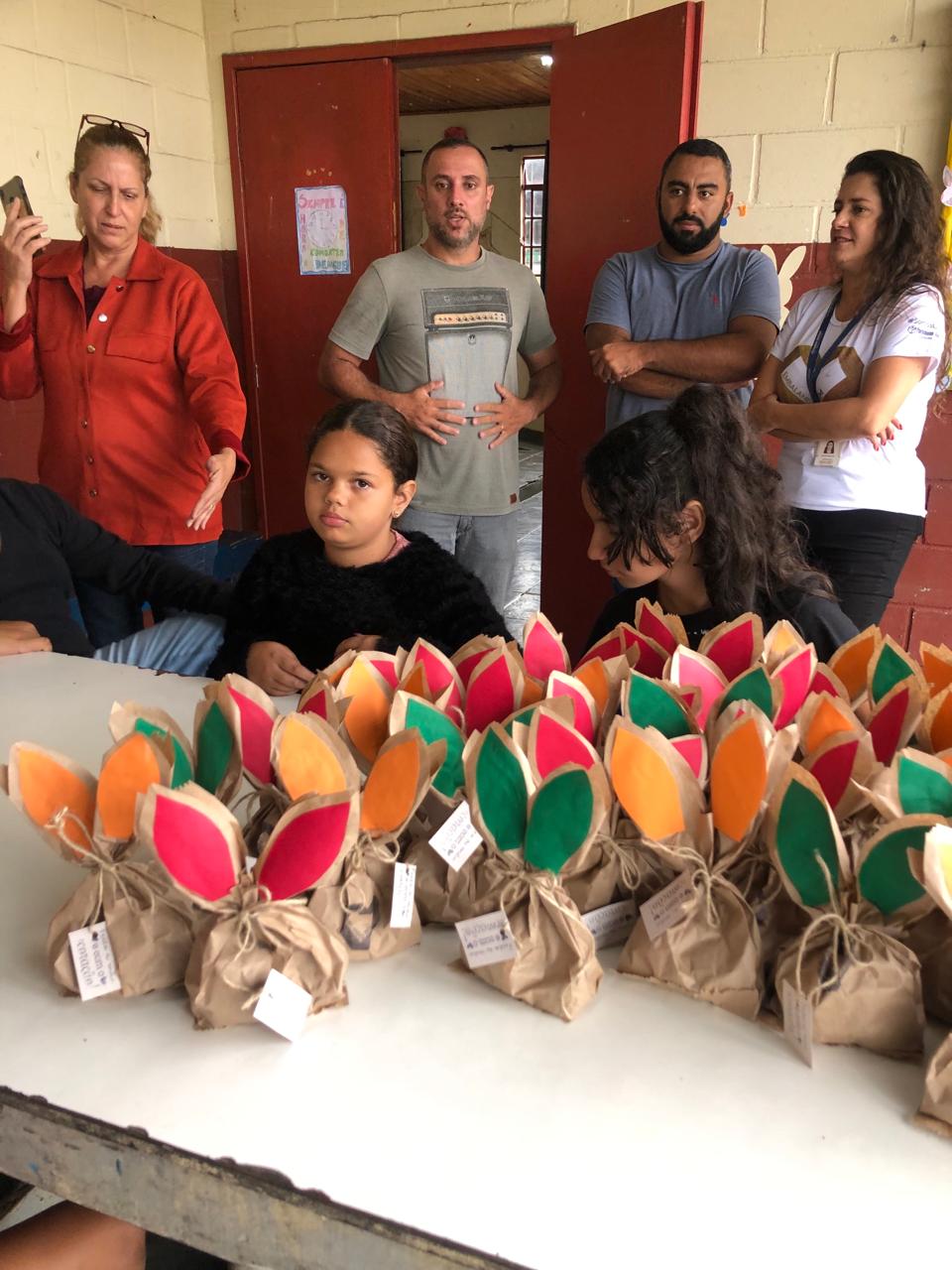 Jovens aprendizes da Paraibuna Embalagens preparam Páscoa para crianças, jovens e adultos atendidos em projeto EmbalandO Bem.