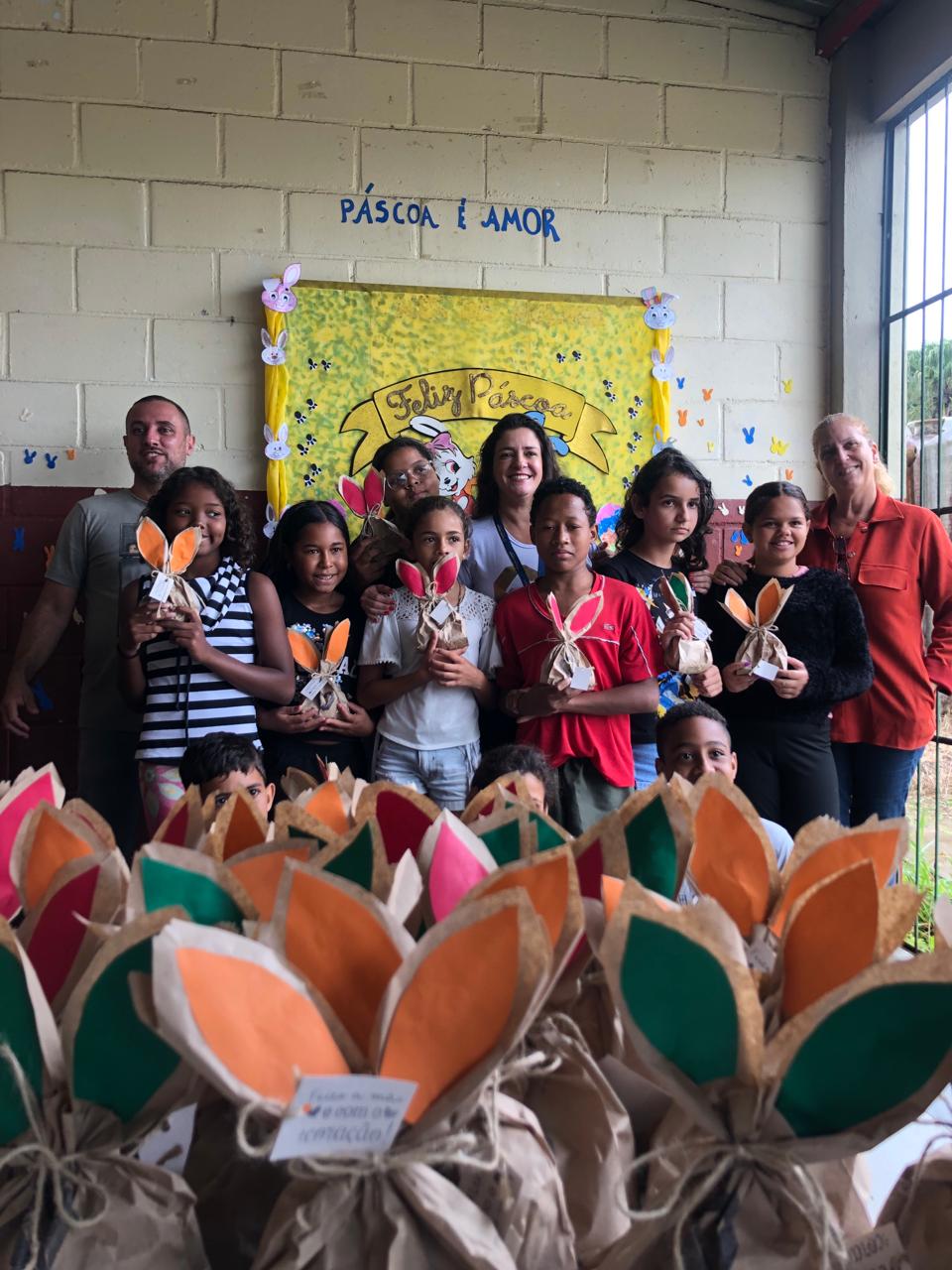 Jovens aprendizes da Paraibuna Embalagens preparam Páscoa para crianças, jovens e adultos atendidos em projeto EmbalandO Bem.