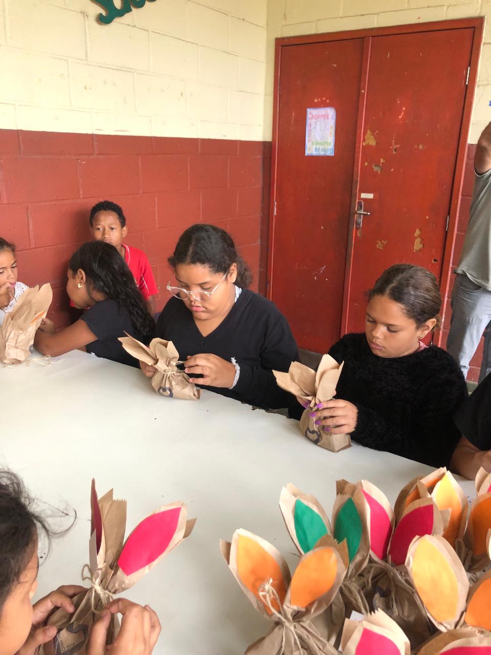 Jovens aprendizes da Paraibuna Embalagens preparam Páscoa para crianças, jovens e adultos atendidos em projeto EmbalandO Bem.