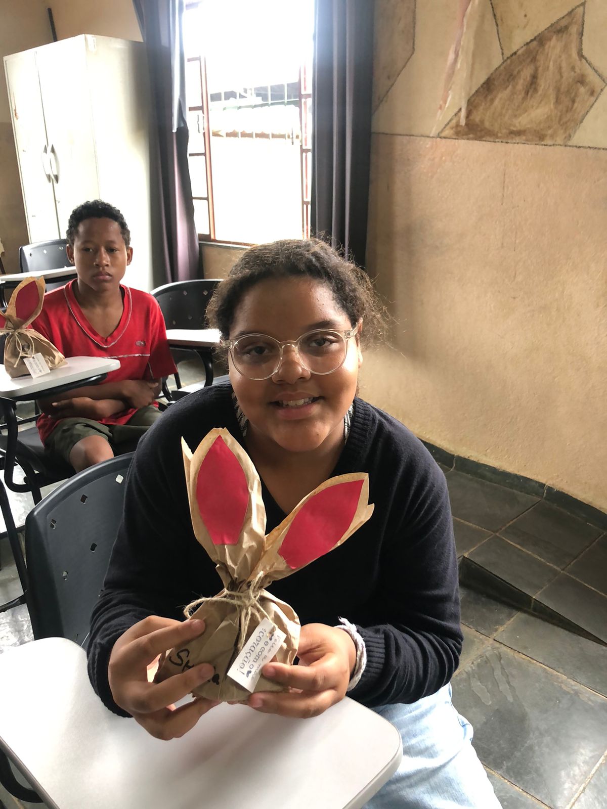 Jovens aprendizes da Paraibuna Embalagens preparam Páscoa para crianças, jovens e adultos atendidos em projeto EmbalandO Bem.