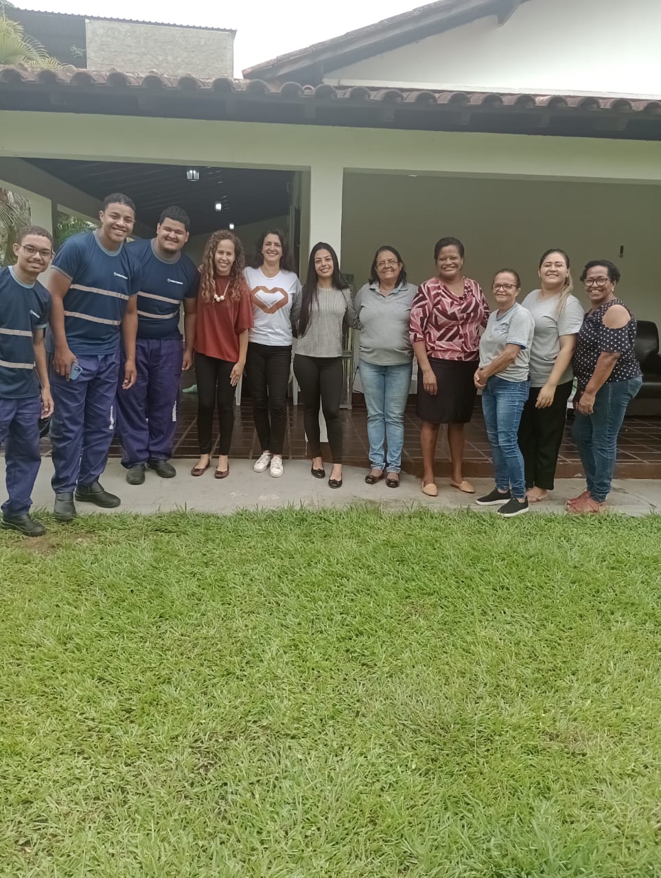 Jovens aprendizes da Paraibuna Embalagens preparam Páscoa para crianças, jovens e adultos atendidos em projeto EmbalandO Bem.