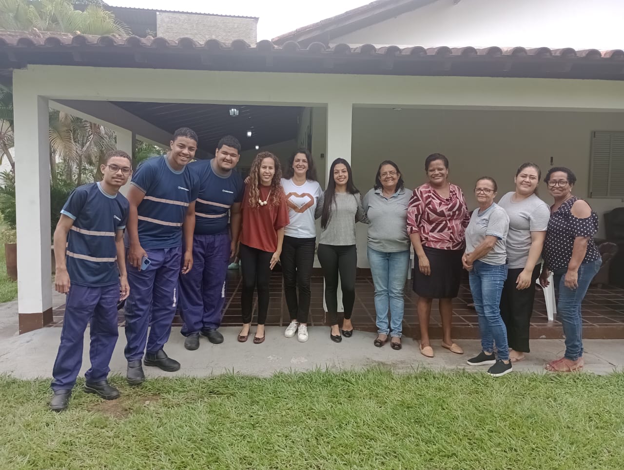 Jovens aprendizes da Paraibuna Embalagens preparam Páscoa para crianças, jovens e adultos atendidos em projeto EmbalandO Bem.