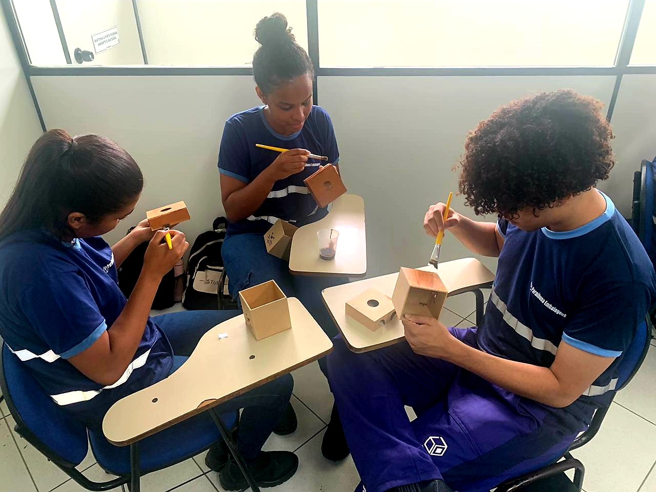 Jovens aprendizes da Paraibuna Embalagens preparam Páscoa para crianças, jovens e adultos atendidos em projeto EmbalandO Bem.